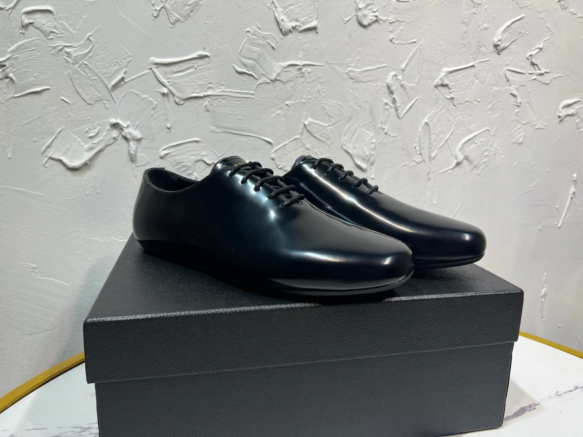 P760 prada derby2025 spring and autumn latest Prada lace-up classic retro men's shiny leather shoes, Shuffle double-button Mengke shoes, open side beaded cowhide, lining and foot cowhide, light rubber sole, sole height and thickness 10mm, original packaging black and brown 2 colors, code number: 39-46